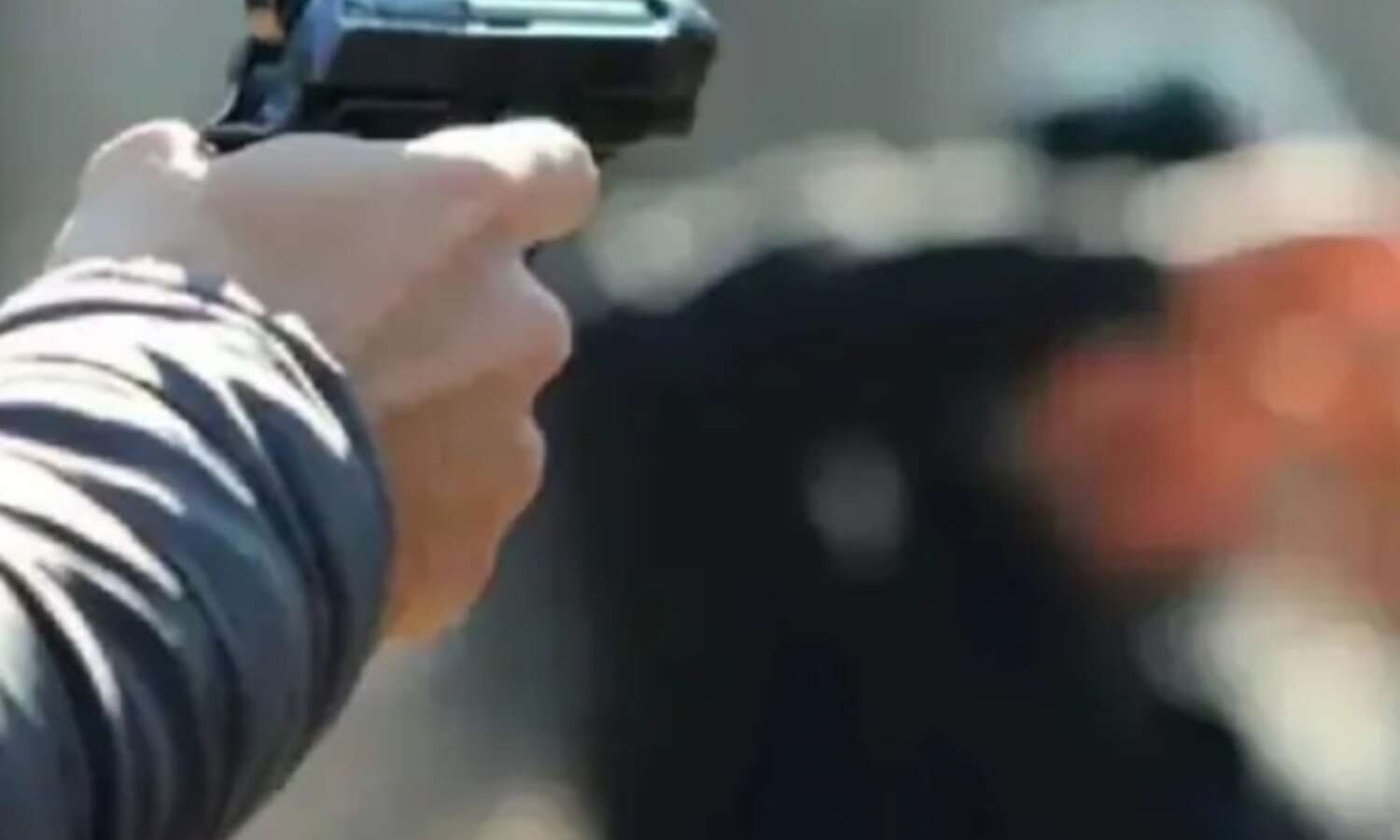 लक्सर में दिनदहाड़े हमला: पेशी पर ले जाए जा रहे कुख्यात बदमाश विनय त्यागी पर ताबड़तोड़ फायरिंग, दो पुलिसकर्मी घायल