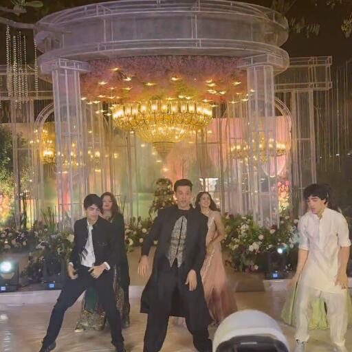 कजिन की शादी में ऋतिक रोशन ने जमाया रंग, बेटों और सबा आजाद संग डांस वीडियो ने सोशल मीडिया पर मचाया धमाल कजिन की शादी में ऋतिक रोशन ने जमाया रंग, बेटों और सबा आजाद संग डांस वीडियो ने सोशल मीडिया पर मचाया धमाल