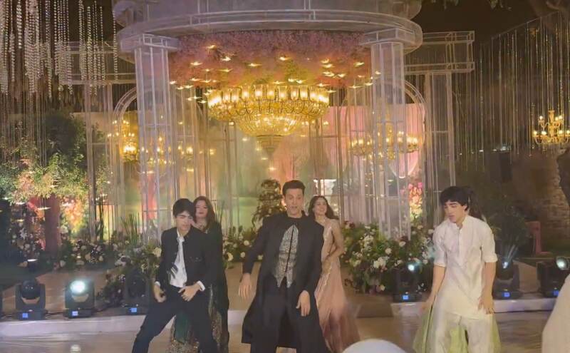 कजिन की शादी में ऋतिक रोशन ने जमाया रंग, बेटों और सबा आजाद संग डांस वीडियो ने सोशल मीडिया पर मचाया धमाल