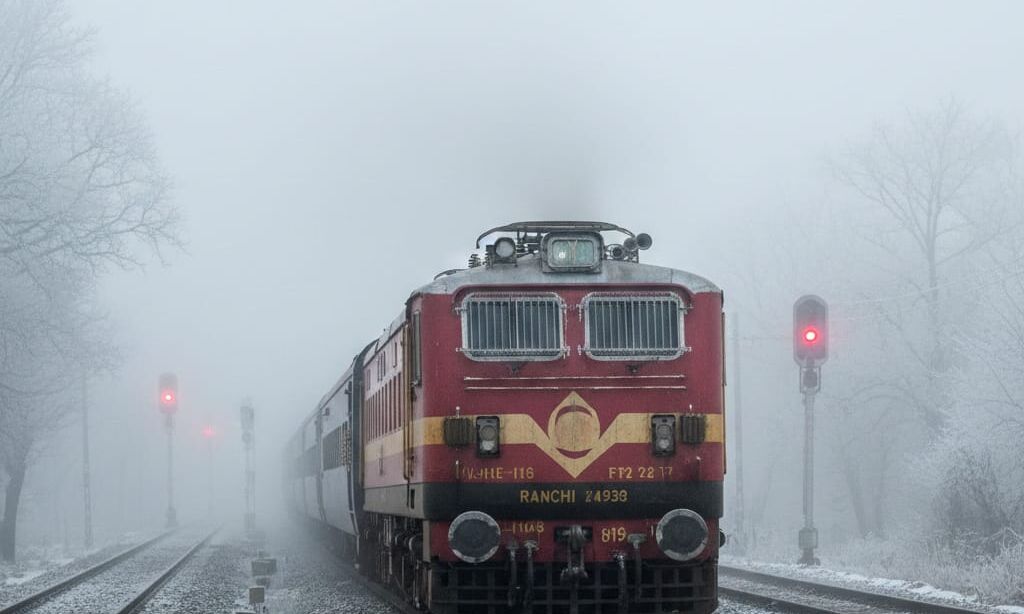 घने कोहरे ने थामी ट्रेनों की रफ्तार: रांची से दिल्ली तक यात्रियों की मुश्किलें बढ़ीं, राजधानी समेत कई ट्रेनें घंटों लेट