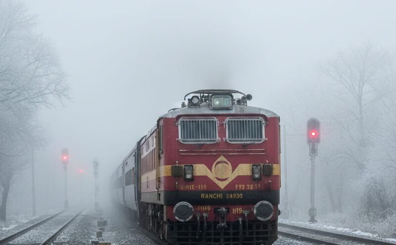 घने कोहरे ने थामी ट्रेनों की रफ्तार: रांची से दिल्ली तक यात्रियों की मुश्किलें बढ़ीं, राजधानी समेत कई ट्रेनें घंटों लेट