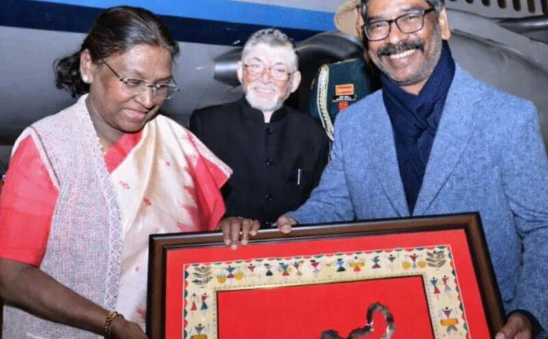 झारखंड दौरे के दूसरे दिन राष्ट्रपति द्रौपदी मुर्मू जमशेदपुर रवाना, करनडीह में जाहेरथान दर्शन और ओलचिकी लिपि शताब्दी समारोह में होंगी शामिल