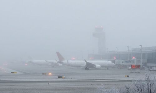 कोहरे और शीतलहर की दोहरी मार, उड़ानें रद्द, नए साल से पहले ठंड में उतार-चढ़ाव