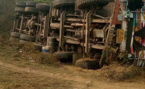 वाराणसी: कोहरे की सफेद चादर में हादसा, गोरखपुर हाईवे पर चौबेपुर क्षेत्र में पलटा ट्रक
