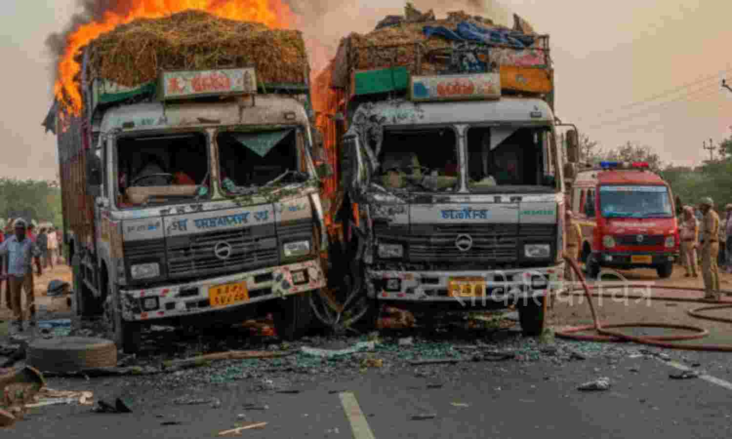 इटावा में कोहरे का कहर: हाईवे पर दो ट्रकों की भीषण टक्कर, आग लगने से चालक की जिंदा जलकर मौत
