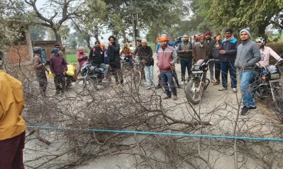 ग्राम सभा की पोखरी पर अवैध कब्ज़ा, गंदा पानी सड़क पर, ग्रामीणों का फूटा आक्रोश