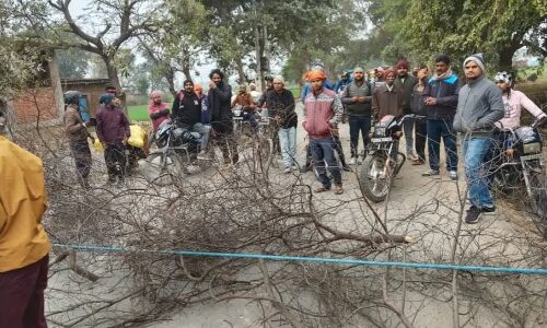 ग्राम सभा की पोखरी पर अवैध कब्ज़ा, गंदा पानी सड़क पर, ग्रामीणों का फूटा आक्रोश