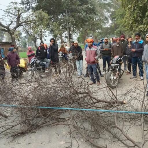 ग्राम सभा की पोखरी पर अवैध कब्ज़ा, गंदा पानी सड़क पर, ग्रामीणों का फूटा आक्रोश ग्राम सभा की पोखरी पर अवैध कब्ज़ा, गंदा पानी सड़क पर, ग्रामीणों का फूटा आक्रोश