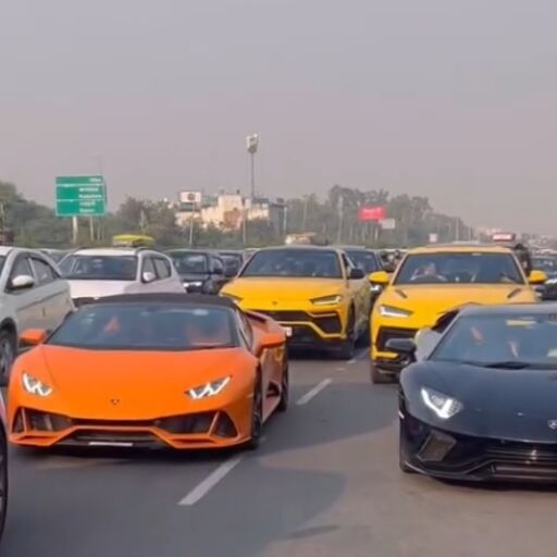 दिल्ली की सड़कों पर उतरा लग्जरी कारों का काफिला, आम ट्रैफिक के बीच दिखा इंटरनेशनल ऑटो शो जैसा नजारा दिल्ली की सड़कों पर उतरा लग्जरी कारों का काफिला, आम ट्रैफिक के बीच दिखा इंटरनेशनल ऑटो शो जैसा नजारा