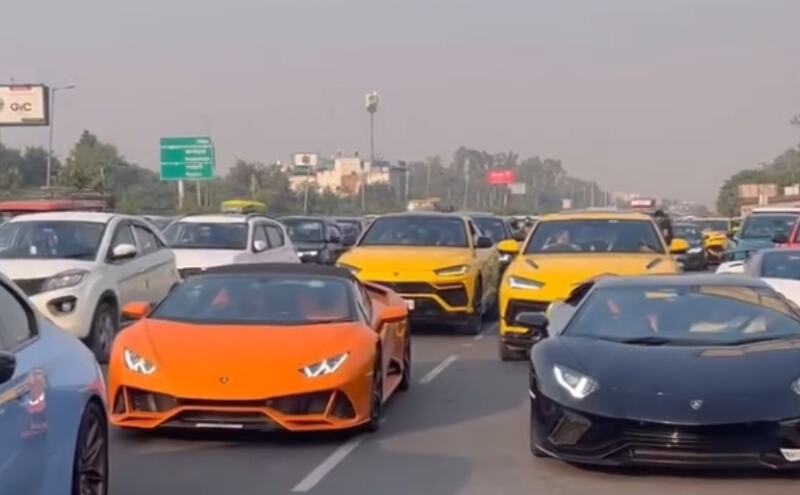 दिल्ली की सड़कों पर उतरा लग्जरी कारों का काफिला, आम ट्रैफिक के बीच दिखा इंटरनेशनल ऑटो शो जैसा नजारा