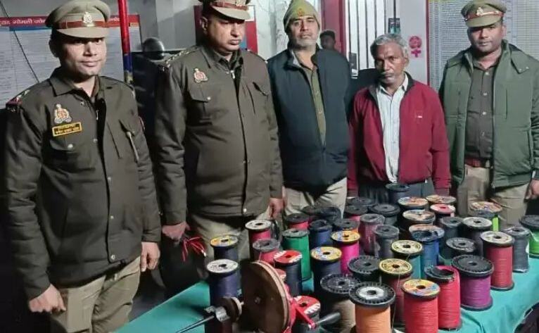 Varanasi: मिर्जामुराद में चाइनीज मंझा बेचता दुकानदार गिरफ्तार, 47 बंडल जब्त