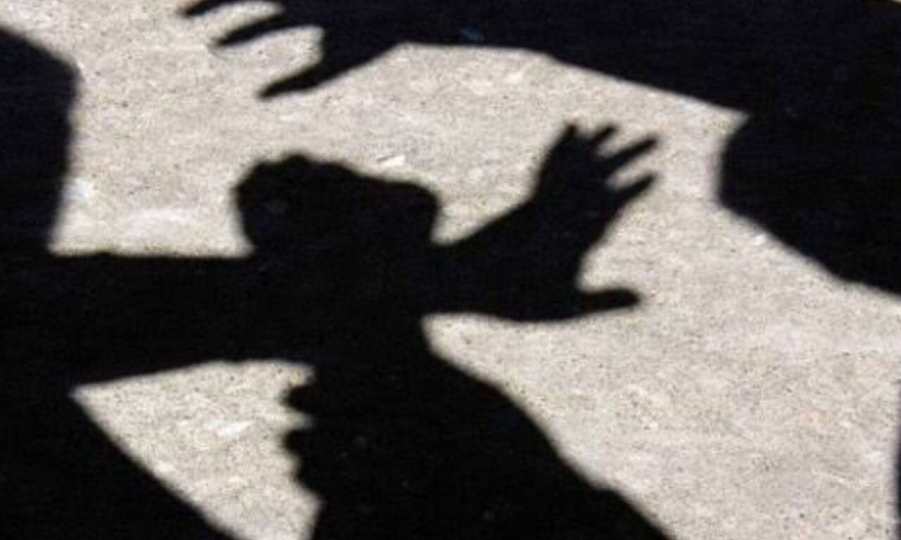 दुमका में मेला से लौट रहे युवाओं पर चाकू से हमला, 16 वर्षीय किशोर की मौत, किशोरी सहित दो गंभीर