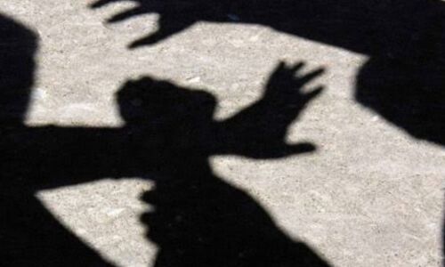 दुमका में मेला से लौट रहे युवाओं पर चाकू से हमला, 16 वर्षीय किशोर की मौत, किशोरी सहित दो गंभीर