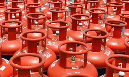 दिल्ली सरकार का बड़ा फैसला: होली और दीपावली पर महिलाओं को मिलेगा मुफ्त गैस सिलेंडर, कैबिनेट से प्रस्ताव पास