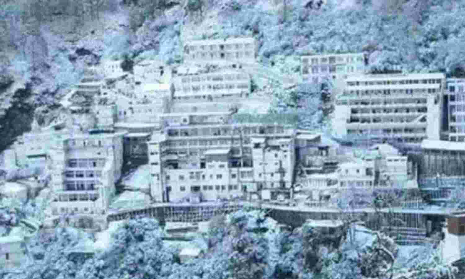 कटरा में सीजन की पहली बारिश और बर्फबारी, माता वैष्णो देवी यात्रा अस्थायी रूप से स्थगित