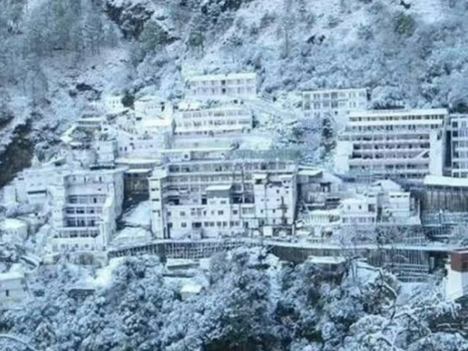 कटरा में सीजन की पहली बारिश और बर्फबारी, माता वैष्णो देवी यात्रा अस्थायी रूप से स्थगित कटरा में सीजन की पहली बारिश और बर्फबारी, माता वैष्णो देवी यात्रा अस्थायी रूप से स्थगित