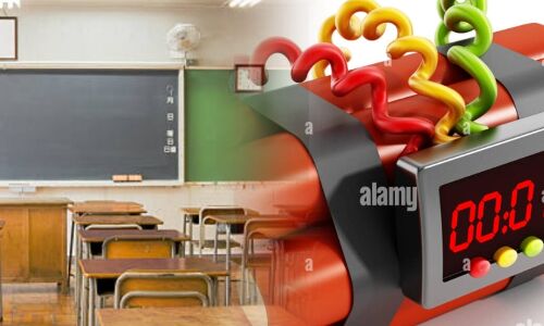 नोएडा और अहमदाबाद के स्कूलों को बम से उड़ाने की धमकी, हाई अलर्ट पर प्रशासन नोएडा और अहमदाबाद के स्कूलों को बम से उड़ाने की धमकी, हाई अलर्ट पर प्रशासन