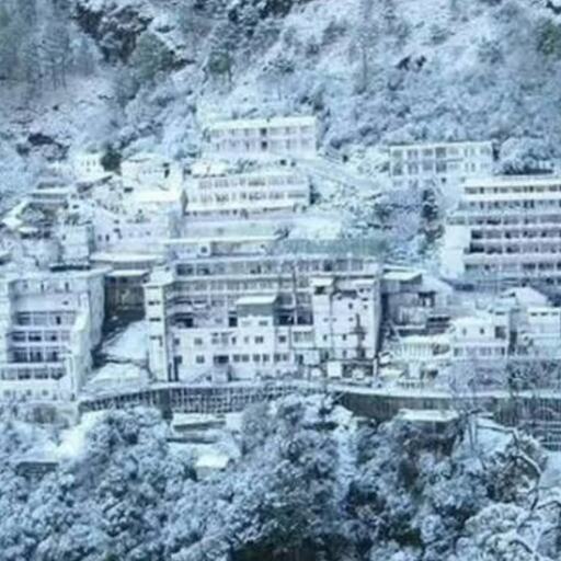 कटरा में सीजन की पहली बारिश और बर्फबारी, माता वैष्णो देवी यात्रा अस्थायी रूप से स्थगित कटरा में सीजन की पहली बारिश और बर्फबारी, माता वैष्णो देवी यात्रा अस्थायी रूप से स्थगित