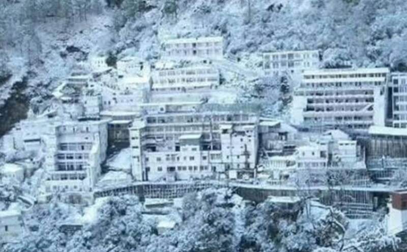 कटरा में सीजन की पहली बारिश और बर्फबारी, माता वैष्णो देवी यात्रा अस्थायी रूप से स्थगित
