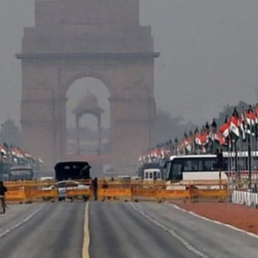 गणतंत्र दिवस से पहले दिल्ली अभेद्य किले में तब्दील, 30 हजार से ज्यादा पुलिसकर्मी और AI स्मार्ट चश्मों से होगी निगरानी गणतंत्र दिवस से पहले दिल्ली अभेद्य किले में तब्दील, 30 हजार से ज्यादा पुलिसकर्मी और AI स्मार्ट चश्मों से होगी निगरानी