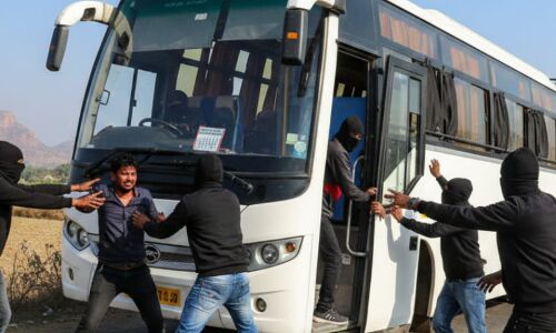 महाराष्ट्र में कांग्रेस पार्षदों को अगवा करने की कोशिश: नकाबपोशों ने बस रोकी, एक आरोपी गिरफ्तार महाराष्ट्र में कांग्रेस पार्षदों को अगवा करने की कोशिश: नकाबपोशों ने बस रोकी, एक आरोपी गिरफ्तार