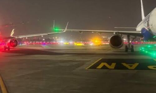 मुंबई एयरपोर्ट पर टला बड़ा विमान हादसा: एयर इंडिया और इंडिगो के विमानों के पंख टकराए, यात्रियों में मची अफरा-तफरी