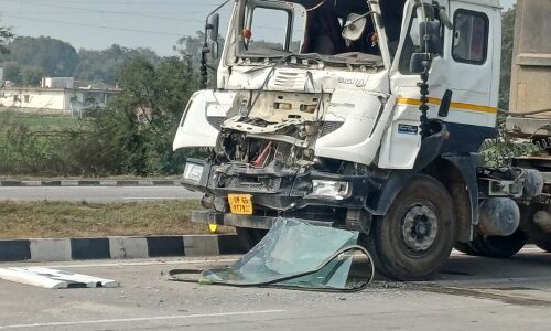 चौबेपुर बाईपास पर कार के लेन बदलते वक्त हादसा, दो डंपर आपस में टकराए