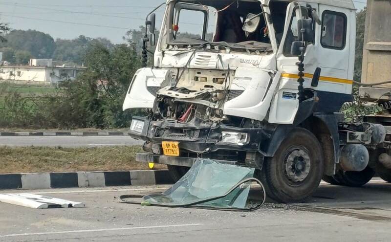 चौबेपुर बाईपास पर कार के लेन बदलते वक्त हादसा, दो डंपर आपस में टकराए