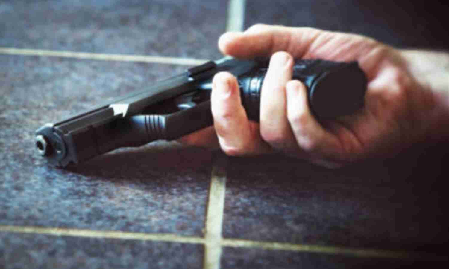 ग्रेटर नोएडा वेस्ट में सनसनी: दिल्ली पुलिस के हेड कांस्टेबल की लाइसेंसी पिस्टल से गर्लफ्रेंड ने खुद को मारी गोली, मौत