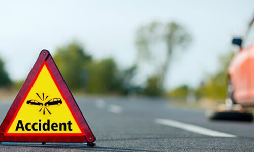 यमुना एक्सप्रेसवे पर भीषण हादसा: टॉयलेट के लिए उतरे यात्रियों को कंटेनर ने कुचला, 6 की मौत, एक गंभीर