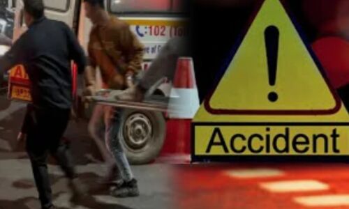 नोएडा सेक्टर-62 में भीषण सड़क हादसा, टेंपो-ट्रक टक्कर के बाद मदद को पहुंचे लोगों को दूसरे ट्रक ने रौंदा