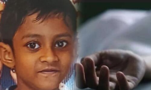 लखनऊ में नाबालिग चालक का कहर: तेज रफ्तार कार ने ठेले पर खड़े लोगों को कुचला, 6 वर्षीय मासूम की मौत लखनऊ में नाबालिग चालक का कहर: तेज रफ्तार कार ने ठेले पर खड़े लोगों को कुचला, 6 वर्षीय मासूम की मौत