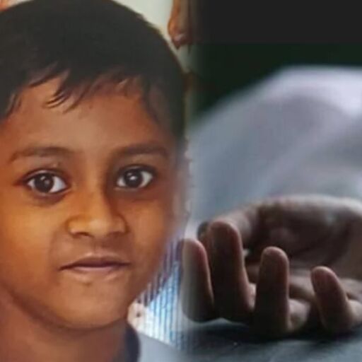 लखनऊ में नाबालिग चालक का कहर: तेज रफ्तार कार ने ठेले पर खड़े लोगों को कुचला, 6 वर्षीय मासूम की मौत लखनऊ में नाबालिग चालक का कहर: तेज रफ्तार कार ने ठेले पर खड़े लोगों को कुचला, 6 वर्षीय मासूम की मौत