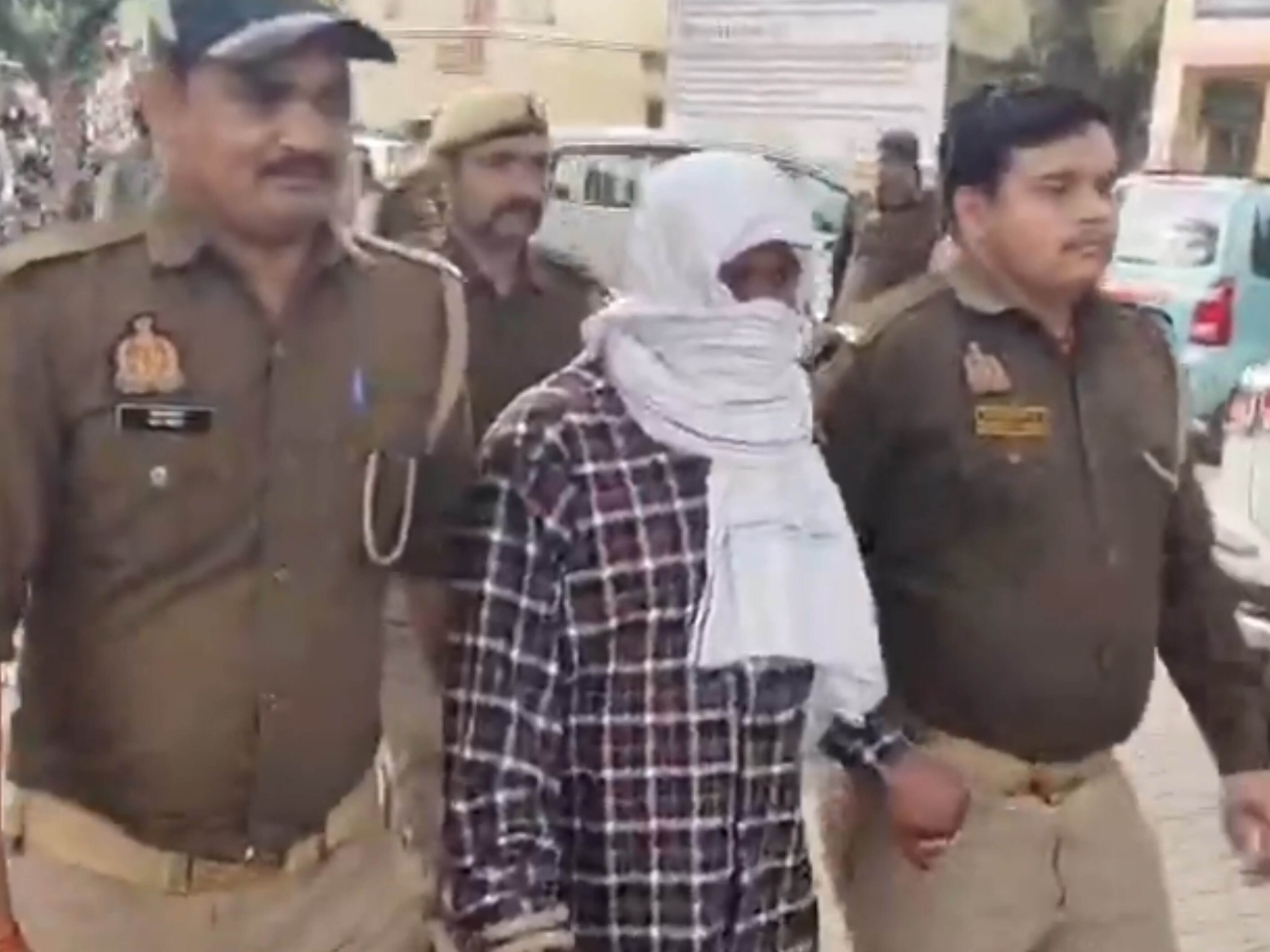 बांदा पोर्नोग्राफी केस में ऐतिहासिक फैसला: पॉक्सो कोर्ट ने पति-पत्नी को सुनाई फांसी, पीड़ित बच्चों को 10-10 लाख मुआवजा बांदा पोर्नोग्राफी केस में ऐतिहासिक फैसला: पॉक्सो कोर्ट ने पति-पत्नी को सुनाई फांसी, पीड़ित बच्चों को 10-10 लाख मुआवजा