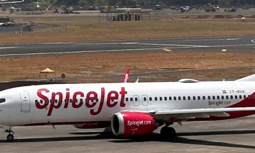 दिल्ली से लेह जा रही स्पाइसजेट फ्लाइट की इमरजेंसी लैंडिंग, टेकऑफ के तुरंत बाद लौटा विमान दिल्ली से लेह जा रही स्पाइसजेट फ्लाइट की इमरजेंसी लैंडिंग, टेकऑफ के तुरंत बाद लौटा विमान
