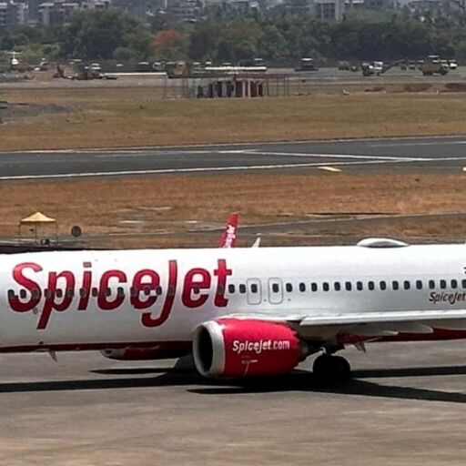 दिल्ली से लेह जा रही स्पाइसजेट फ्लाइट की इमरजेंसी लैंडिंग, टेकऑफ के तुरंत बाद लौटा विमान दिल्ली से लेह जा रही स्पाइसजेट फ्लाइट की इमरजेंसी लैंडिंग, टेकऑफ के तुरंत बाद लौटा विमान