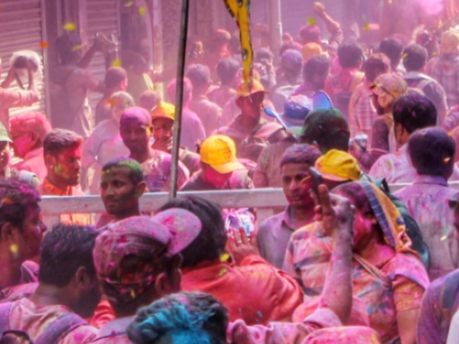 बरसाना लट्ठमार होली में टली बड़ी अनहोनी, पुलिस की मुस्तैदी से बची जानें, एसएसपी ने किया सम्मान बरसाना लट्ठमार होली में टली बड़ी अनहोनी, पुलिस की मुस्तैदी से बची जानें, एसएसपी ने किया सम्मान