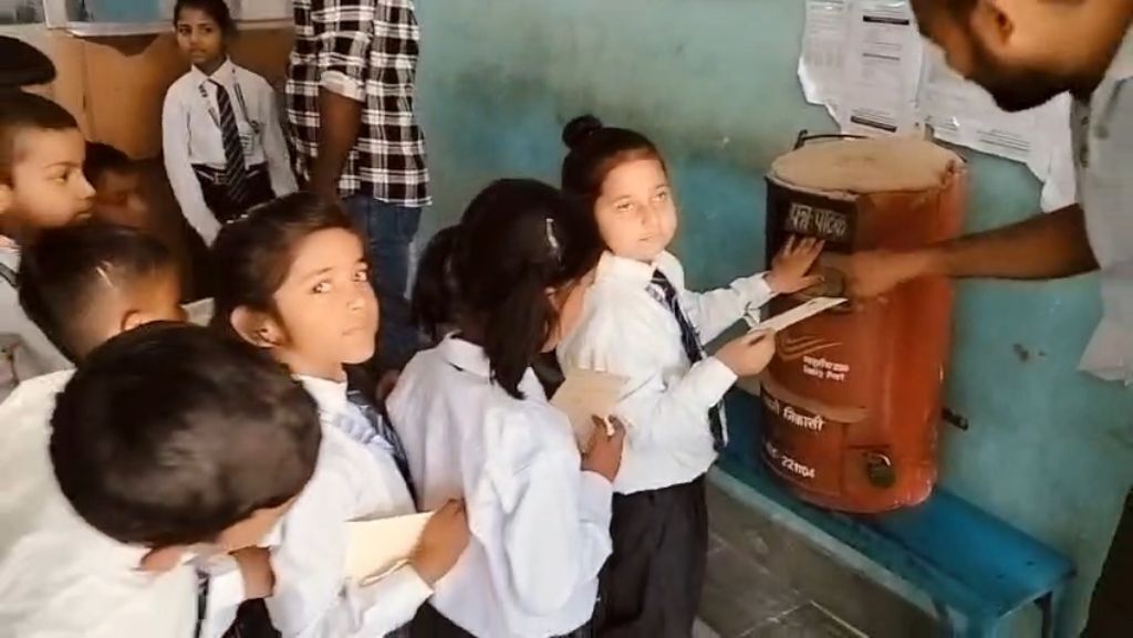 नन्हे हाथों ने डाला पहला खत, चौबेपुर डाकघर में सजी मुस्कान नन्हे हाथों ने डाला पहला खत, चौबेपुर डाकघर में सजी मुस्कान