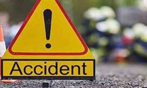 हाथरस में यमुना एक्सप्रेसवे पर भीषण सड़क हादसा: डबल डेकर बस ने वैन को मारी टक्कर, 6 की मौत हाथरस में यमुना एक्सप्रेसवे पर भीषण सड़क हादसा: डबल डेकर बस ने वैन को मारी टक्कर, 6 की मौत