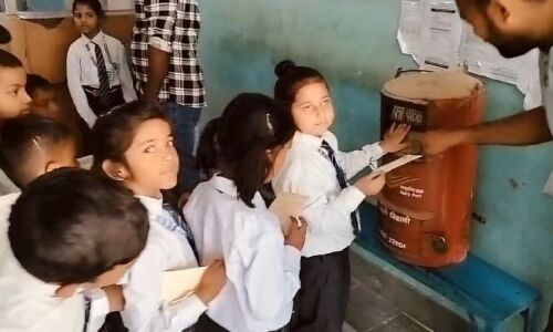 नन्हे हाथों ने डाला पहला खत, चौबेपुर डाकघर में सजी मुस्कान