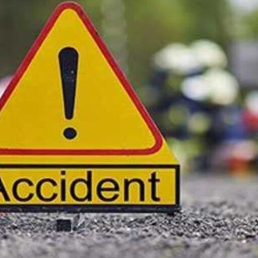 हाथरस में यमुना एक्सप्रेसवे पर भीषण सड़क हादसा: डबल डेकर बस ने वैन को मारी टक्कर, 6 की मौत हाथरस में यमुना एक्सप्रेसवे पर भीषण सड़क हादसा: डबल डेकर बस ने वैन को मारी टक्कर, 6 की मौत