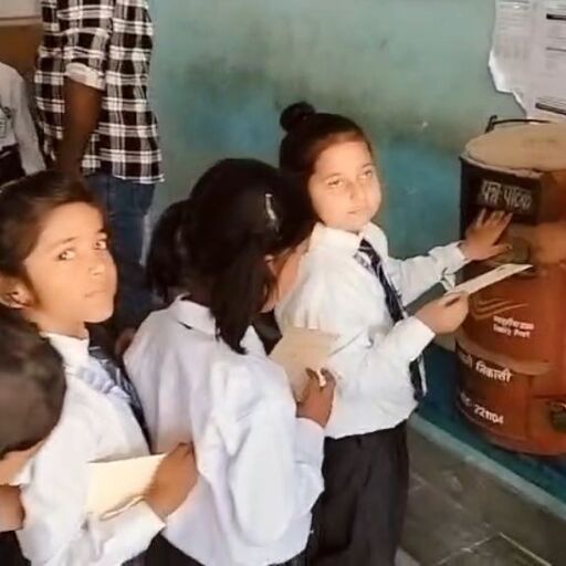 नन्हे हाथों ने डाला पहला खत, चौबेपुर डाकघर में सजी मुस्कान