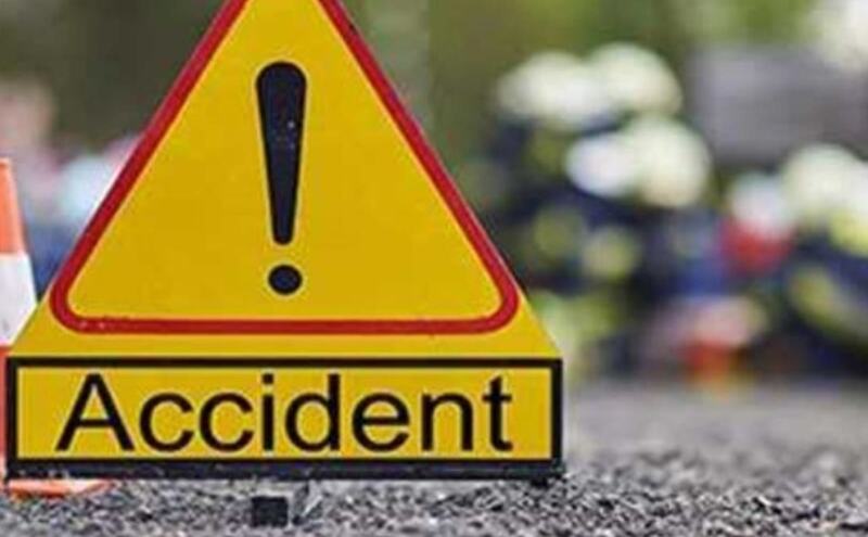 हाथरस में यमुना एक्सप्रेसवे पर भीषण सड़क हादसा: डबल डेकर बस ने वैन को मारी टक्कर, 6 की मौत