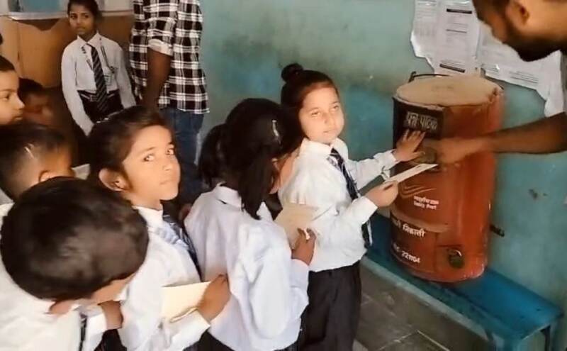 नन्हे हाथों ने डाला पहला खत, चौबेपुर डाकघर में सजी मुस्कान नन्हे हाथों ने डाला पहला खत, चौबेपुर डाकघर में सजी मुस्कान