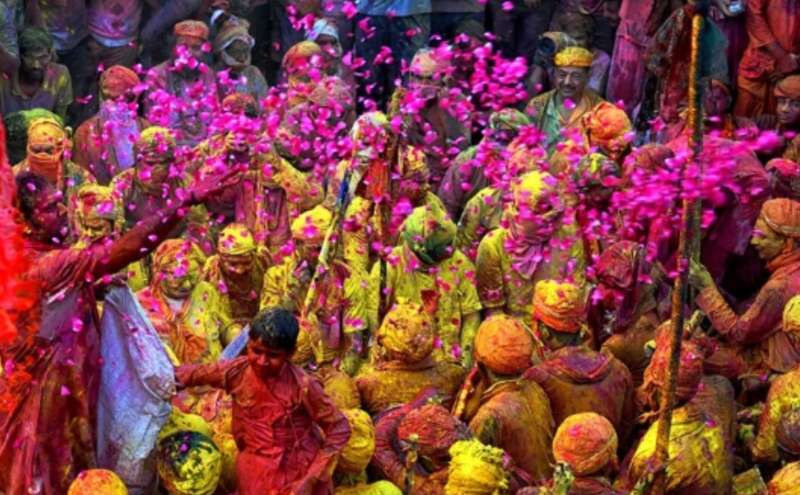 रंगों में डूबा देश: उत्साह, उमंग और भाईचारे के साथ मनाई जा रही होली