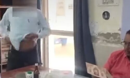 लखनऊ रेल मंडल में विवाद: मेडिकल लीव बढ़ाने से इनकार पर लोको पायलट ने अधिकारी के सामने उतारी पैंट, वीडियो वायरल