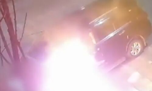 बेंगलुरु में इनोवा कार की टक्कर के बाद बाइक में लगी आग, कुछ दूर तक घसीटती रही कार; महिला गंभीर रूप से घायल