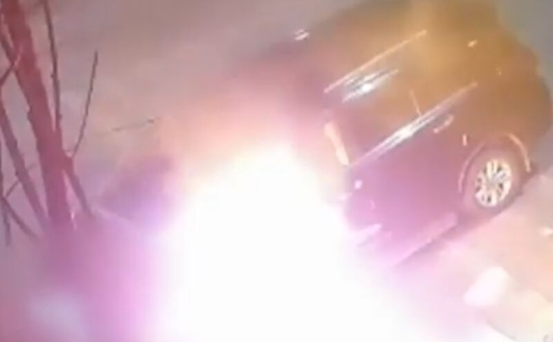 बेंगलुरु में इनोवा कार की टक्कर के बाद बाइक में लगी आग, कुछ दूर तक घसीटती रही कार; महिला गंभीर रूप से घायल