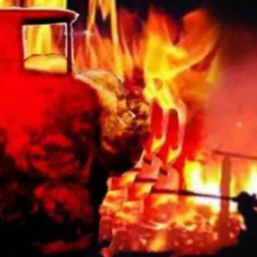 ओडिशा के अंगुल में भीषण अग्निकांड: बंतला चौक पर फटा गैस सिलेंडर, चपेट में आईं 10 से अधिक दुकानें, भारी नुकसान