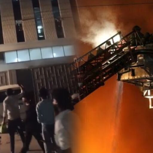 नोएडा के सेक्टर-4 में बिजली मीटर फैक्ट्री में लगी भीषण आग: जान बचाने के लिए तीसरी मंजिल से कूदे कर्मचारी, 37 घायल और 2 की हालत नाजुक